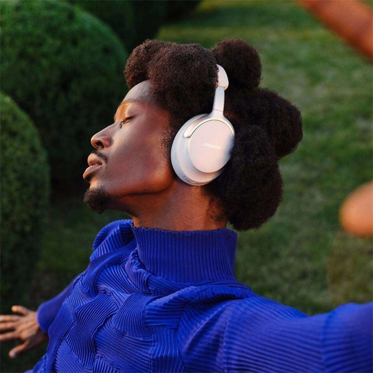 QuietComfort Ultra Bluetooth Wireless Noise Cancelling Headphones for music with Spatial Audio, Over-the-Ear Headphones with Mic, Up to 24 Hours of Battery Life, White Smoke